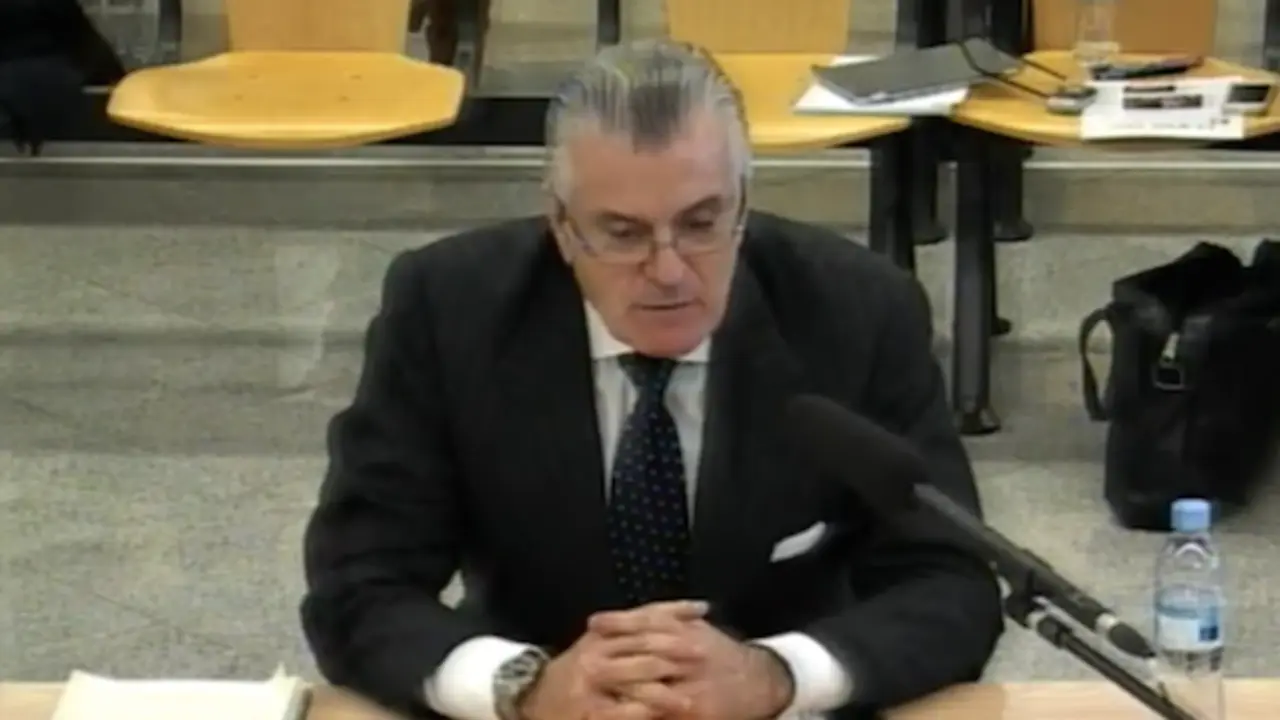 Luis B&aacute;rcenas. Xu&iacute;zo G&uuml;rtel