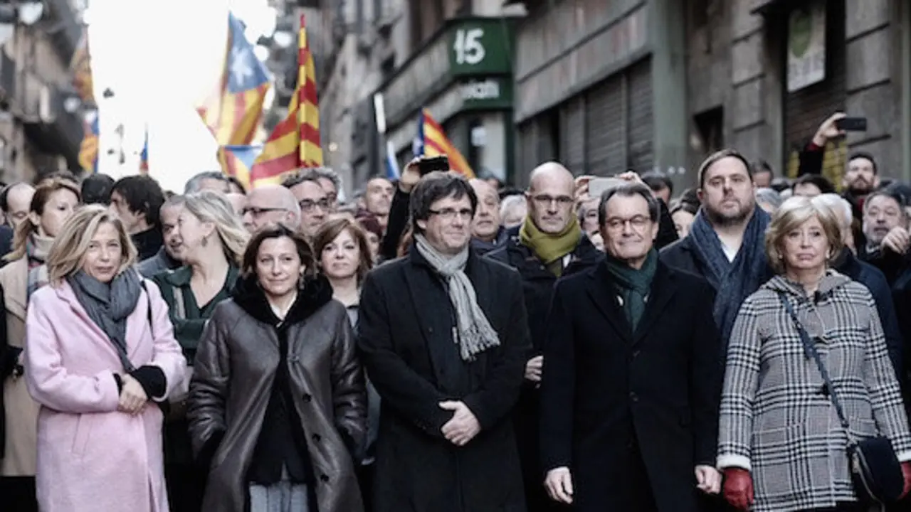 Manifestaci&oacute;n soberanista inicio xu&iacute;zo 9N contra Artur Mas, Joana Ortega e Irene Rigau