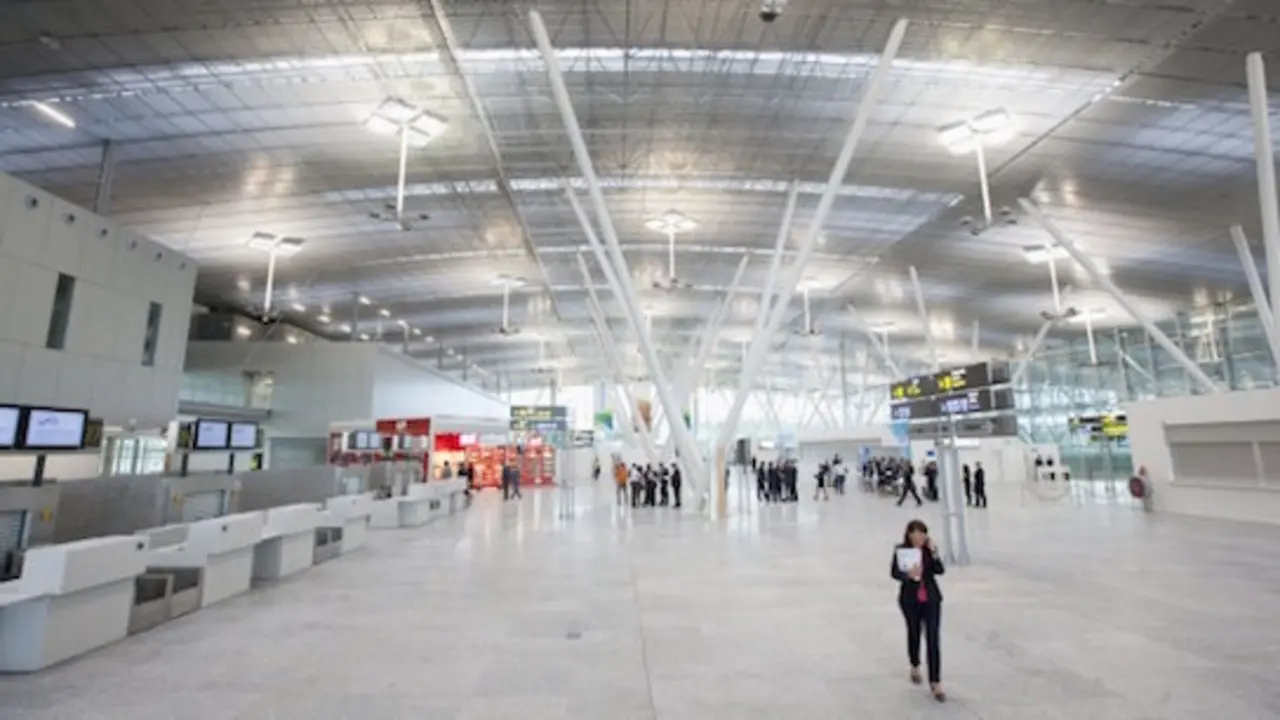 Interior do aeroporto de Lavacolla