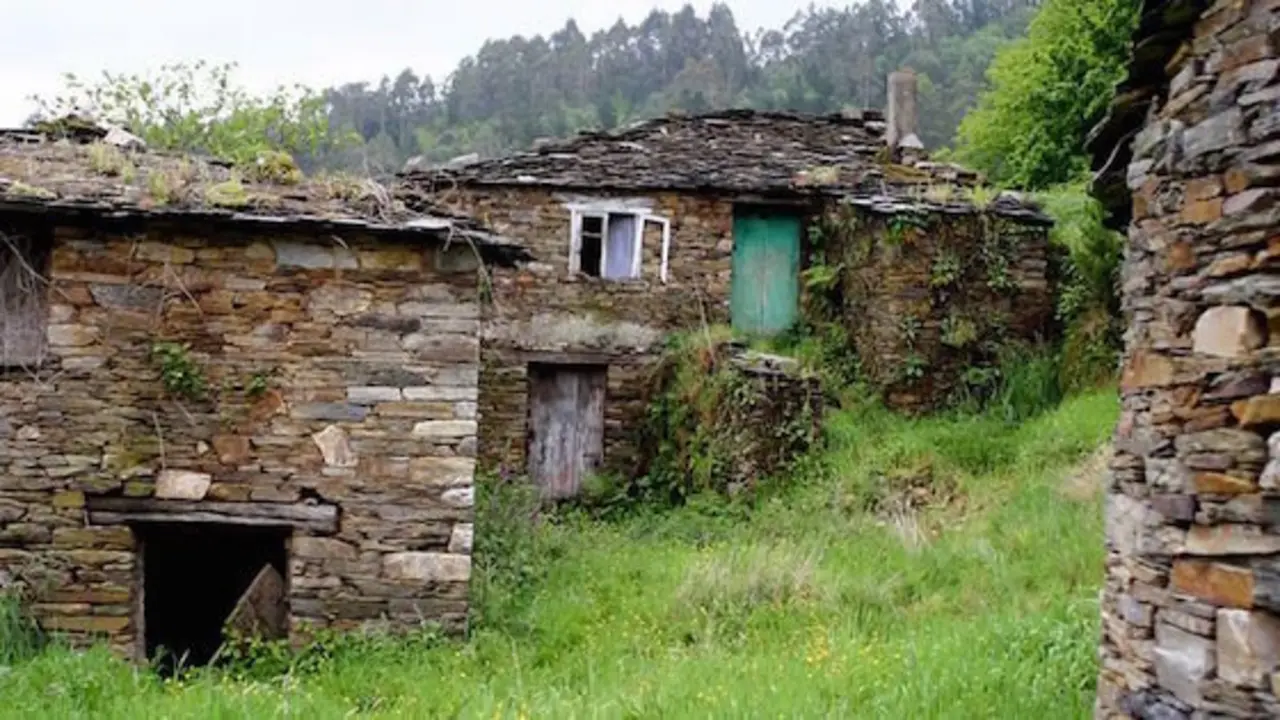 Aldea abandonada na Pontenova.