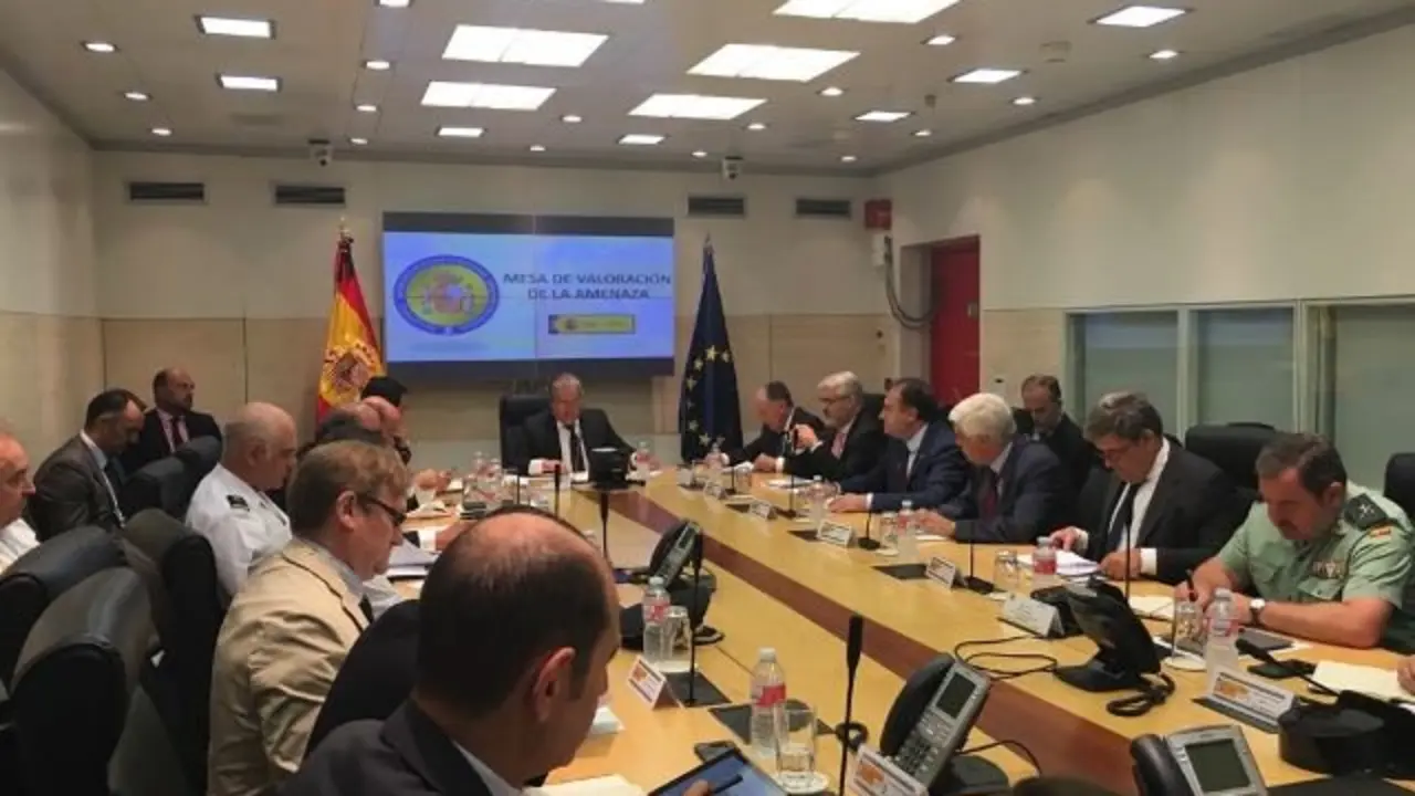 [Imaxe: @ZoidoJI] A Mesa, reunida