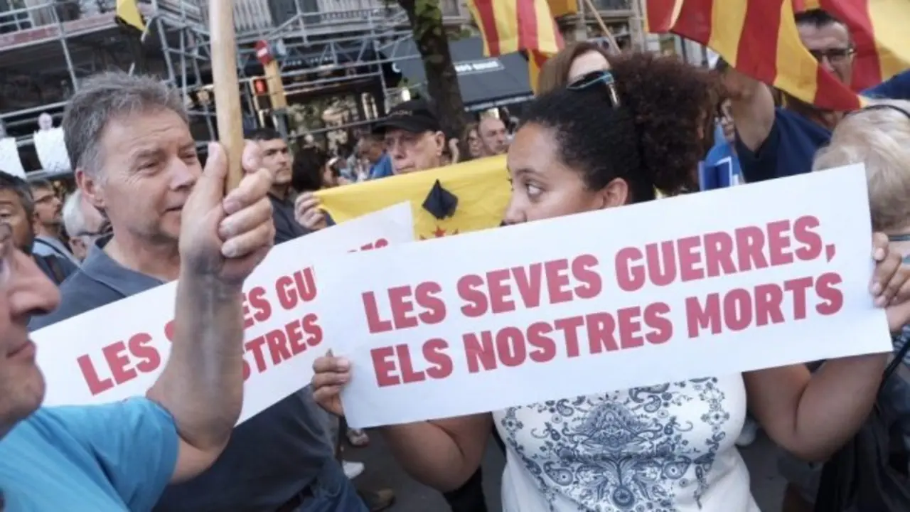 Carteis na manifestaci&oacute;n de esta tarde en Barcelona. Foto Naci&oacute;Digital