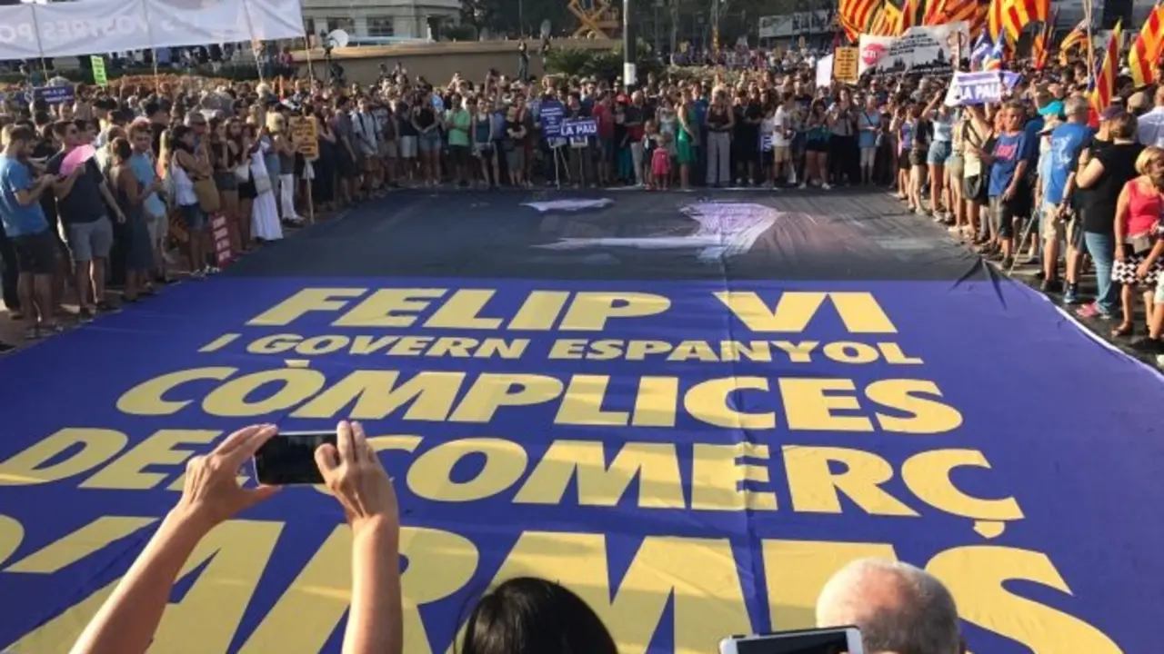 Pancarta contra o rei e o goberno espa&ntilde;ol na marcha desta tarde en Barcelona. Foto Naci&oacute;Digital