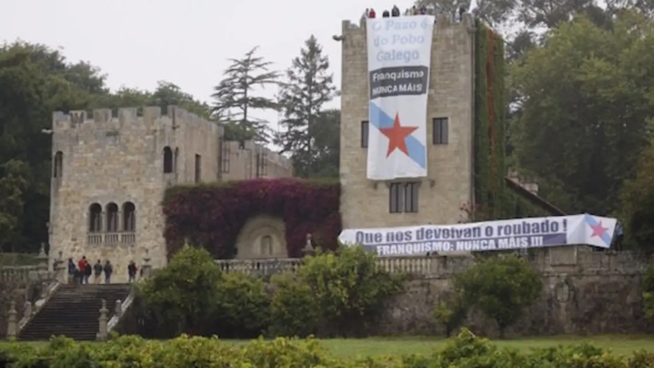 Foto principal. Toma simbólica das Torres de Meirás por membros do BNG