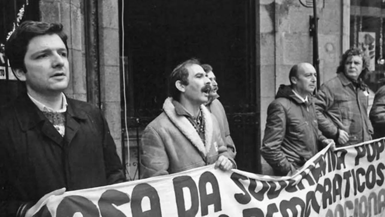 [Imaxe: Xan-Carballa] Manifestaci&oacute;n contra a expulsi&oacute;n de Bautista &Aacute;lvarez, Lois Di&eacute;guez e Claudio L&oacute;pez Garrido