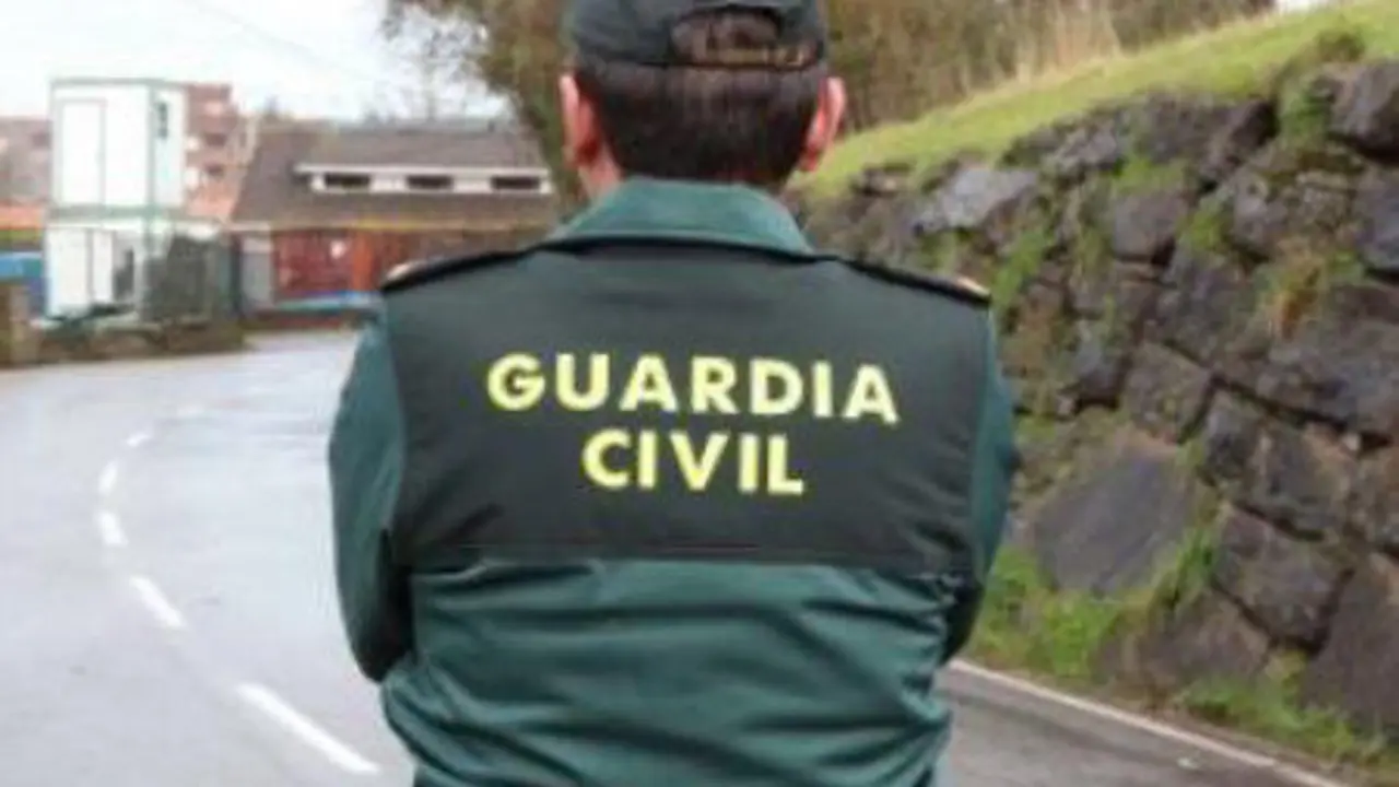 Un axente da Garda Civil (Foto: N&oacute;s Diario).