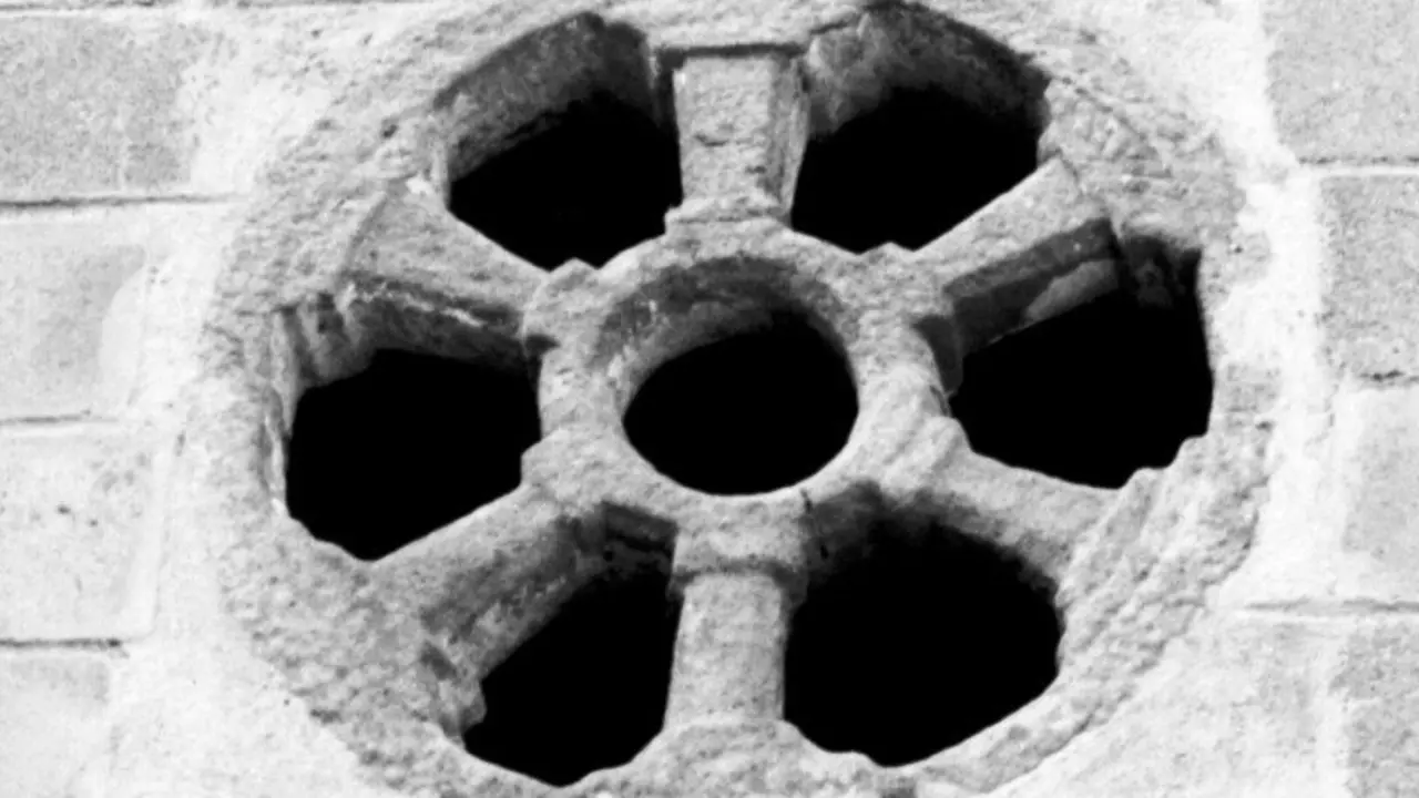 [Imaxe: H.P.] Roset&oacute;n procedente do antigo mosteiro de Arcos de Furcos, en Cuntis.
