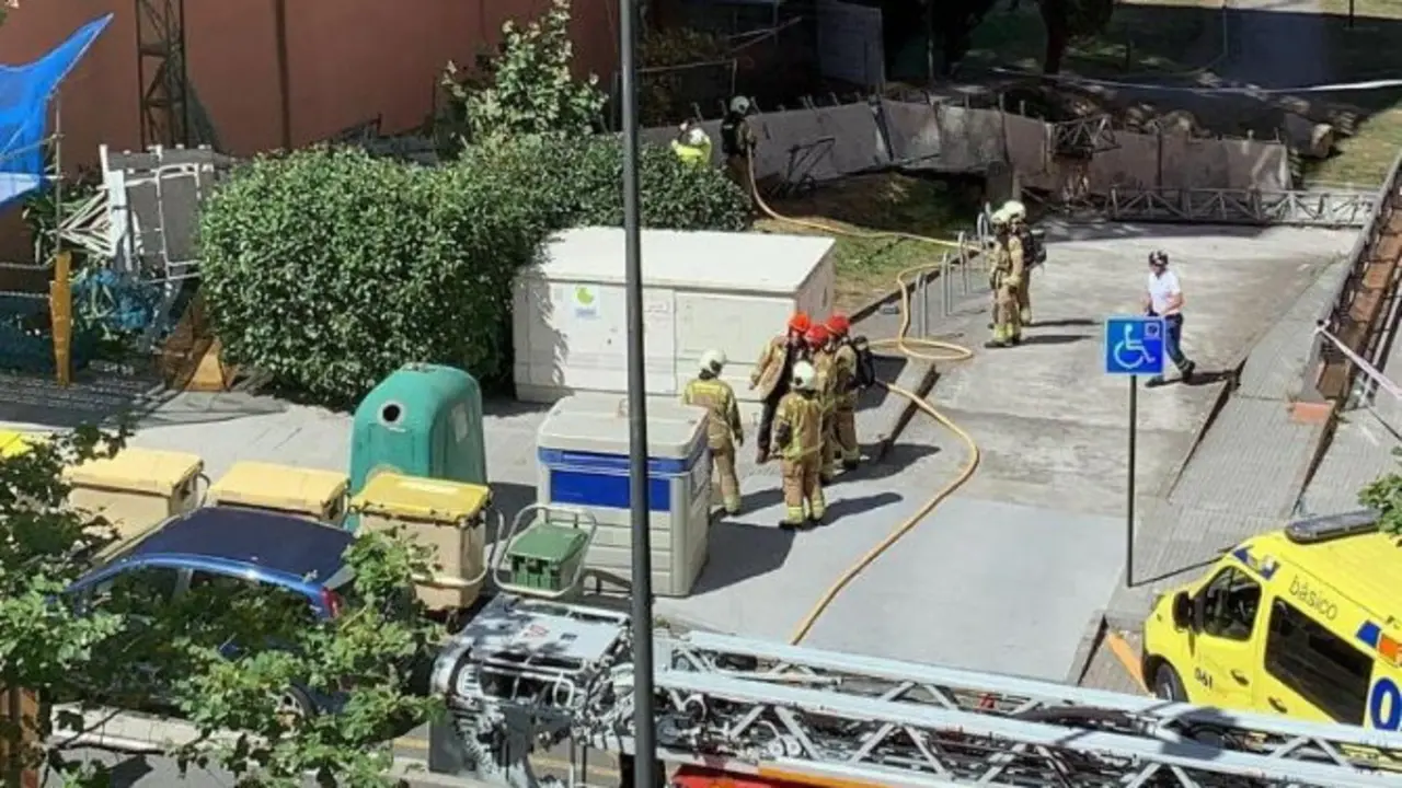 Bombeiros e persoal sanitario xunto aos restos do andamio.