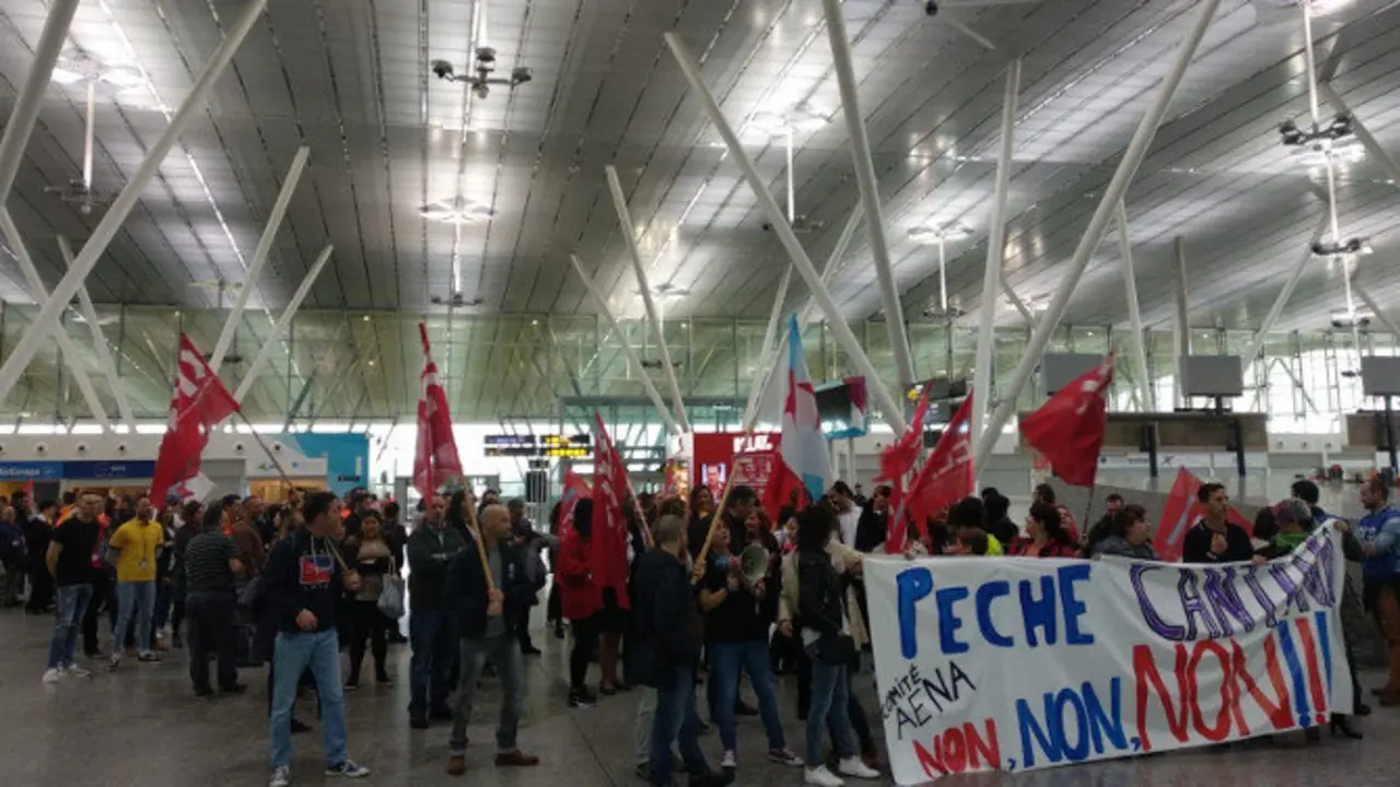Manifestaci&oacute;n traballadoras e traballadores de empresas do aeroporto de Labacolla (2).jpg