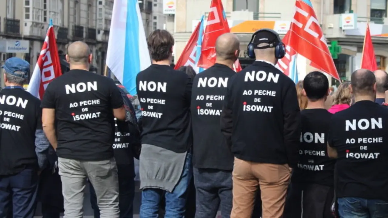 Traballadores de Isowat nunha protesta na Coru&ntilde;a a pasada primavera.