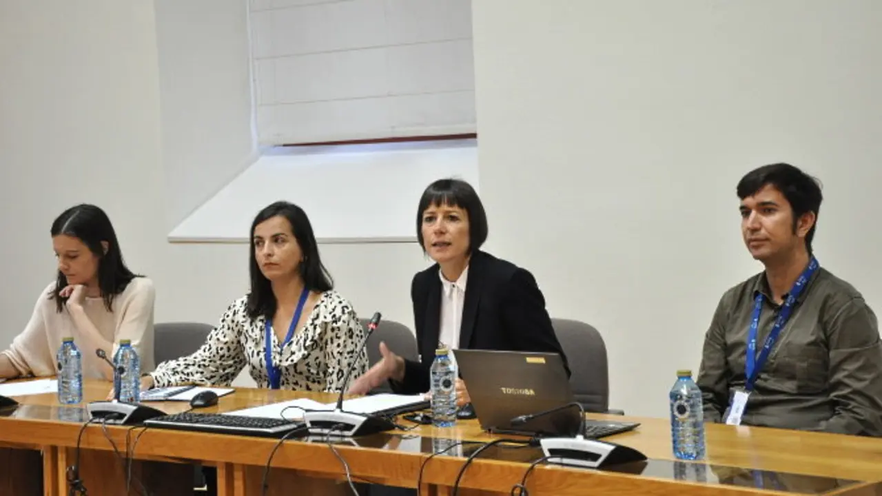 [Imaxe: BNG] Ana Pont&oacute;n e Olalla Rodil, con persoal investigador este s&aacute;bado no Parlamento.