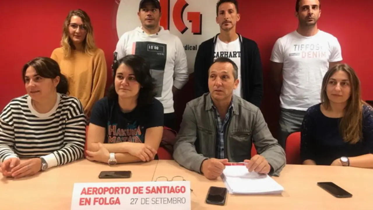 [Imaxe: CIG] De Prado, sentado, segundo pola dereita, na rolda de prensa do comite de folga esta segunda feira.