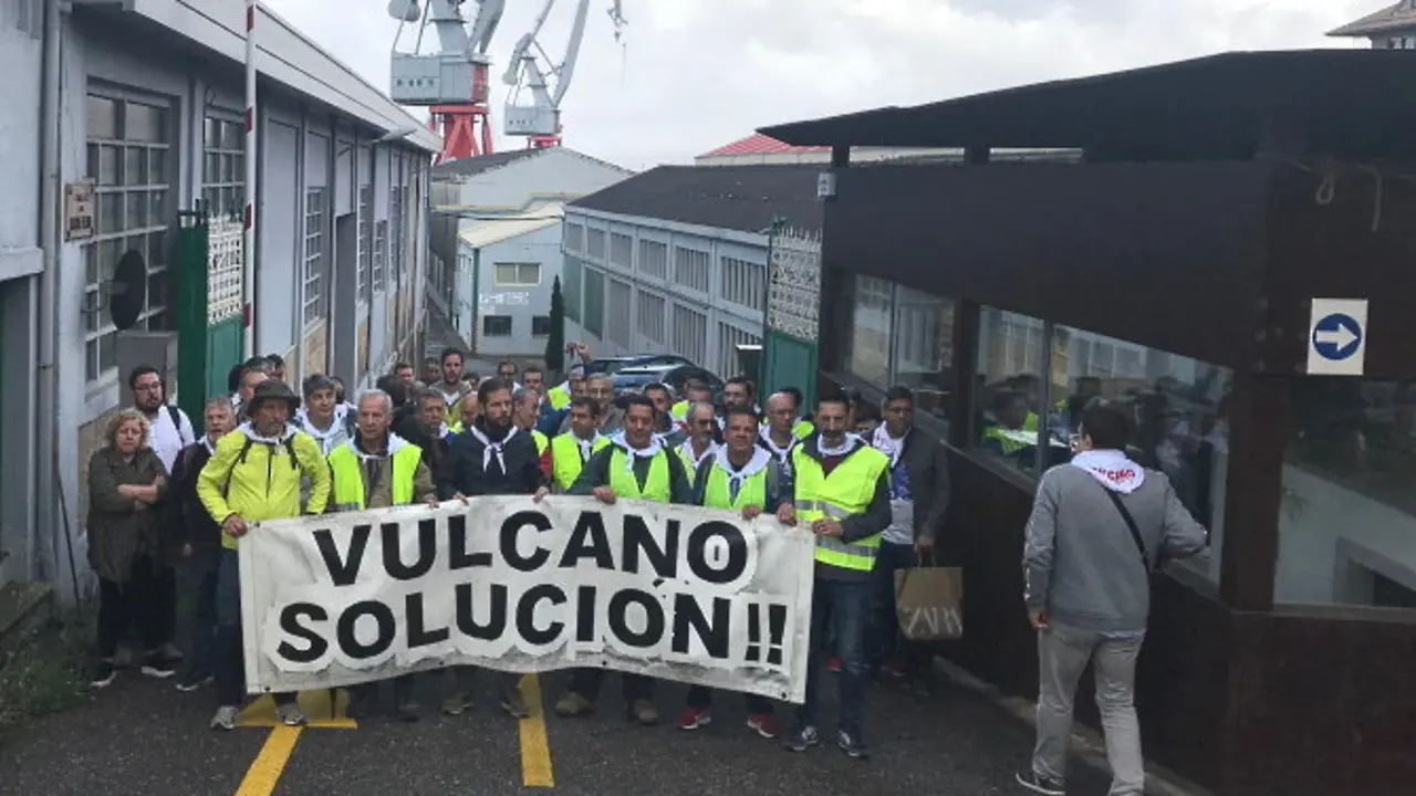Sa&iacute;da da marcha de Vulcano, en Vigo.