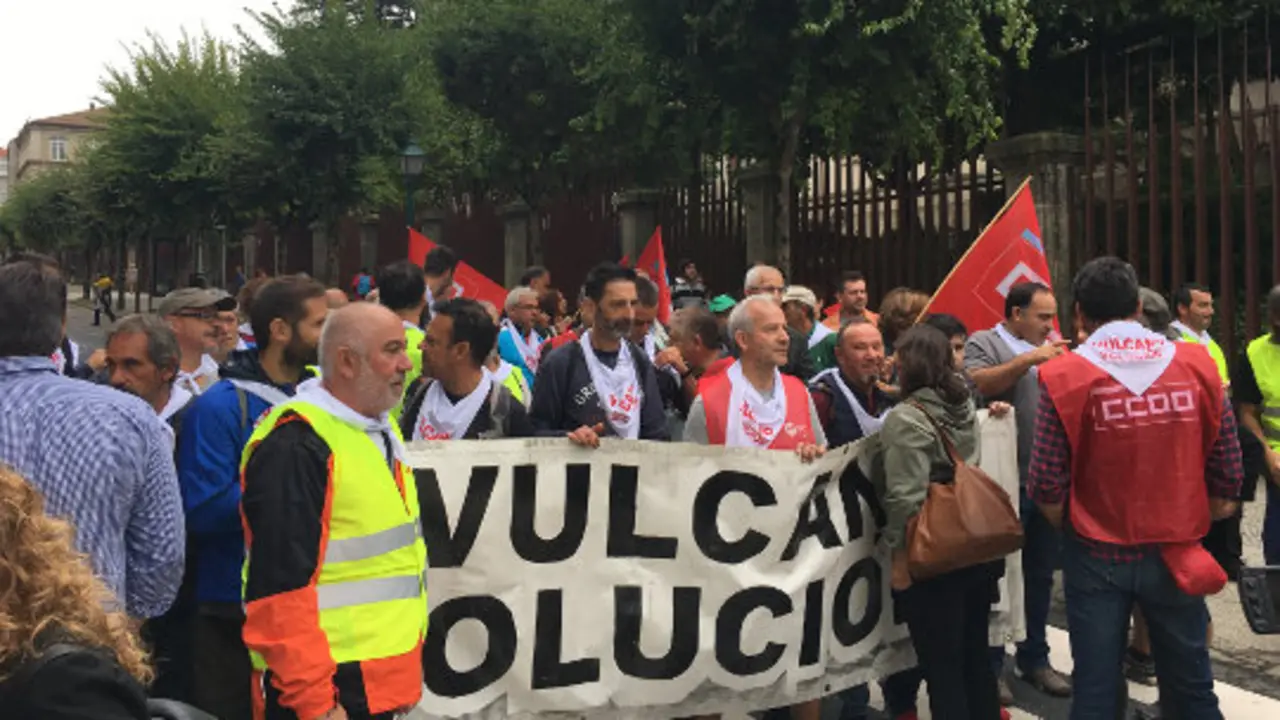 Traballadoras e traballadores de Factor&iacute;as Vulcano ante o Parlamento de Galiza