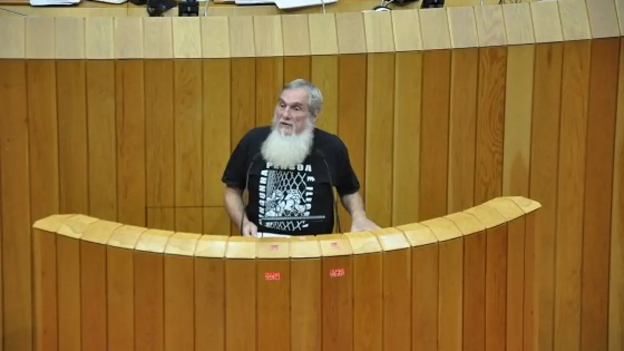 O deputado do BNG Mini Rivas durante unha intervenci&oacute;n no Parlamento.