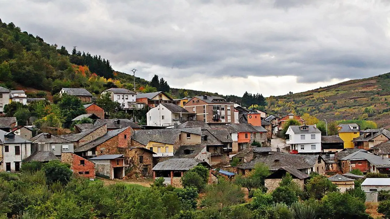 Vista panor&aacute;mica de Santalla do Bierzo (Imaxe: Wikipedia).