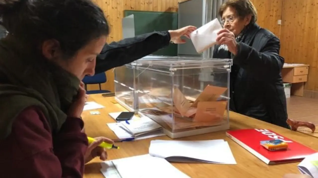 Un colexio electoral en Cerceda (SG)