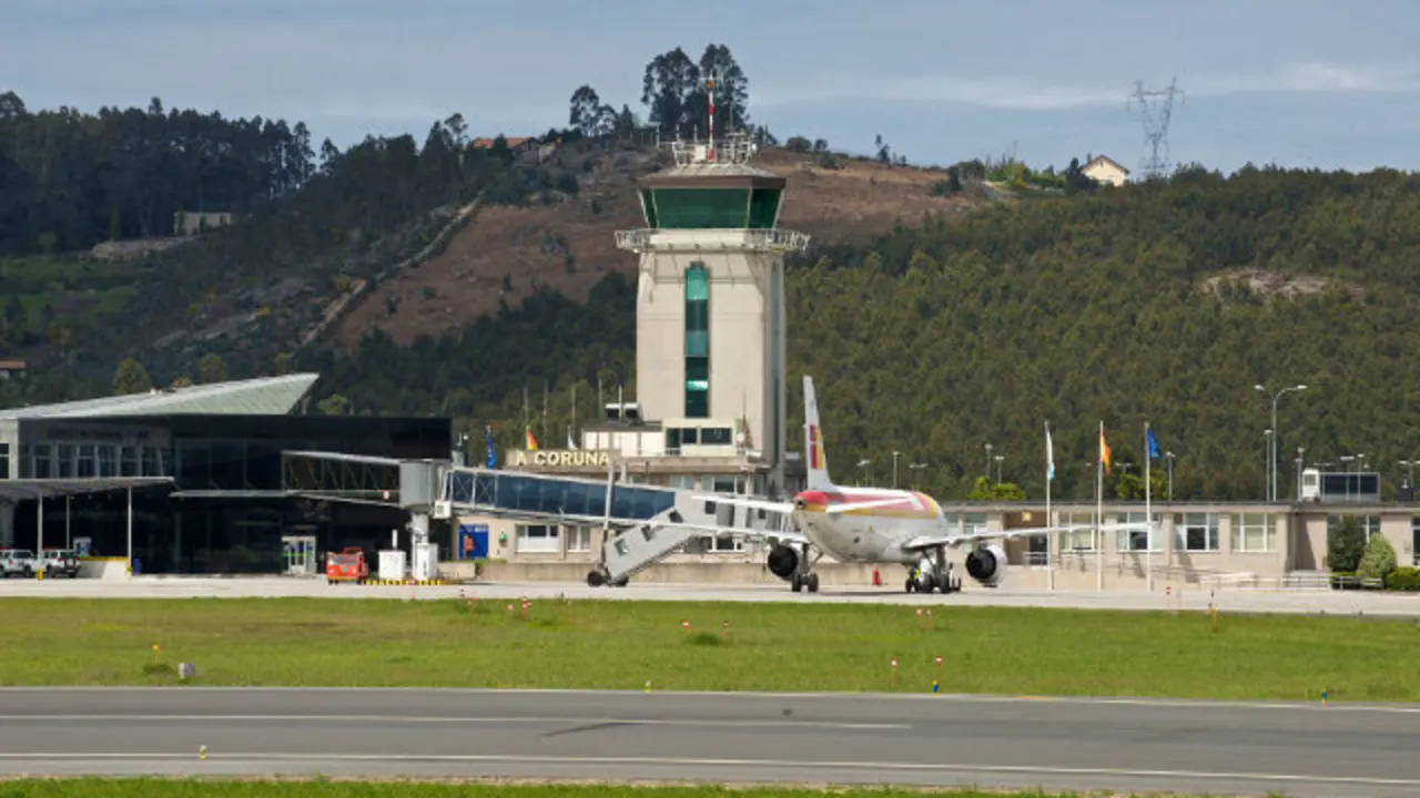Terminal do aeroporto coru&ntilde;&eacute;s de Alvedro (Aena)