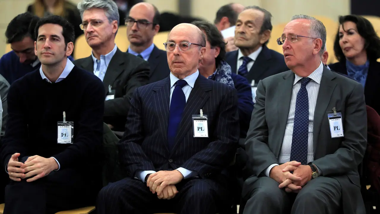 O antigo presidente do grupo Pescanova, Manuel Fern&aacute;ndez de Sousa, &aacute; dereita no banco de acusados xunto aos m&aacute;ximos respons&aacute;beis da empresa entre 2009 e 2013 (Imaxe: Europa Press)