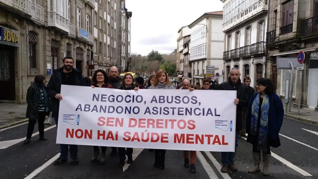 O Movemento Galego pola Sa&uacute;de Mental nunha manifestaci&oacute;n en defensa da sanidade p&uacute;blica de febreiro en Compostela. (Imaxe: MGSM)