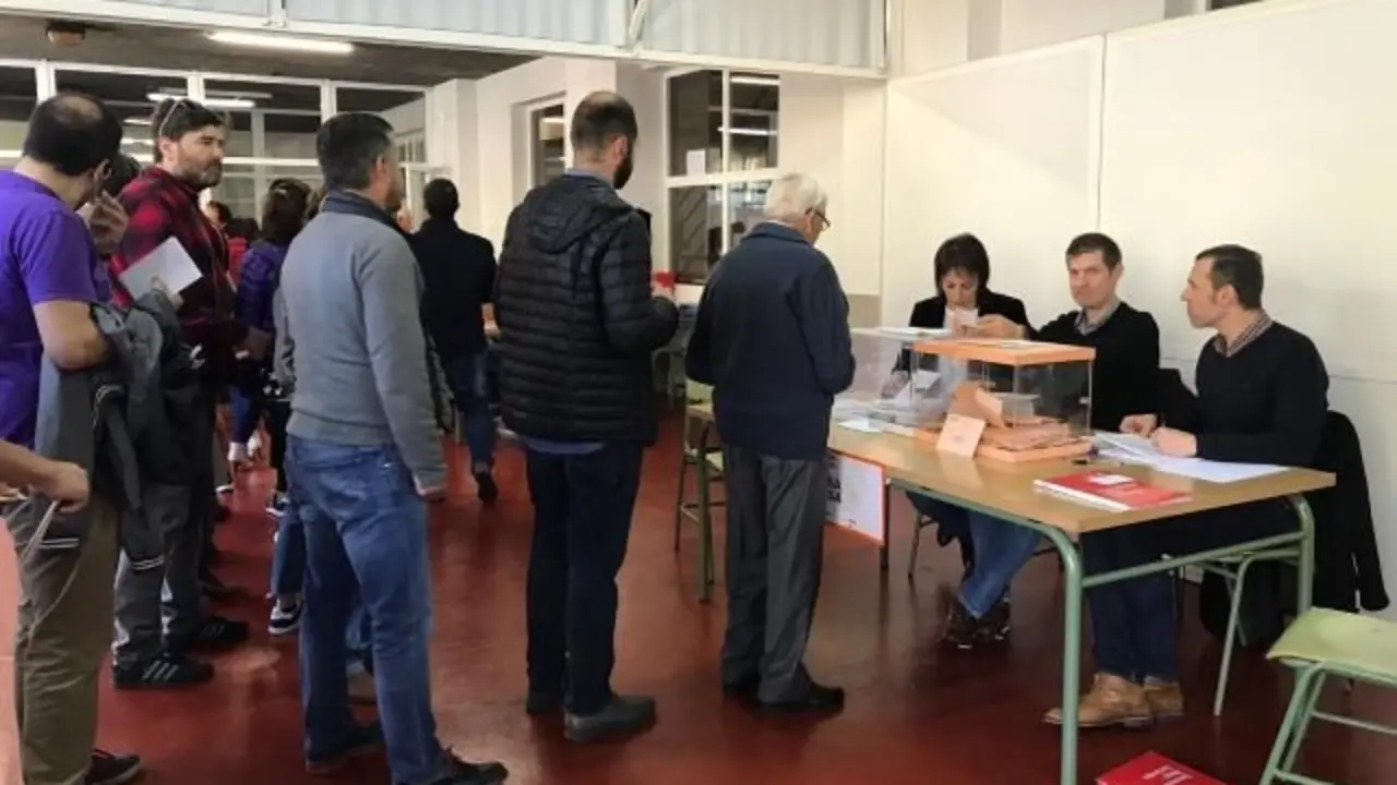 Votantes nun colexio de Compostela nas &uacute;ltimas elecci&oacute;ns xerais de 2019 (Europa Press)