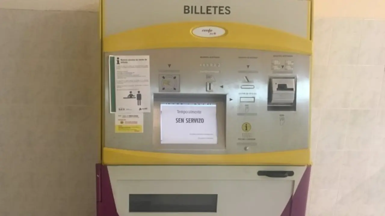 M&aacute;quinas de venda de billetes f&oacute;ra de servizo nunha estaci&oacute;n da Mari&ntilde;a (Imaxe: Plataforma en defensa do tren Ferrol-Ribadeo)