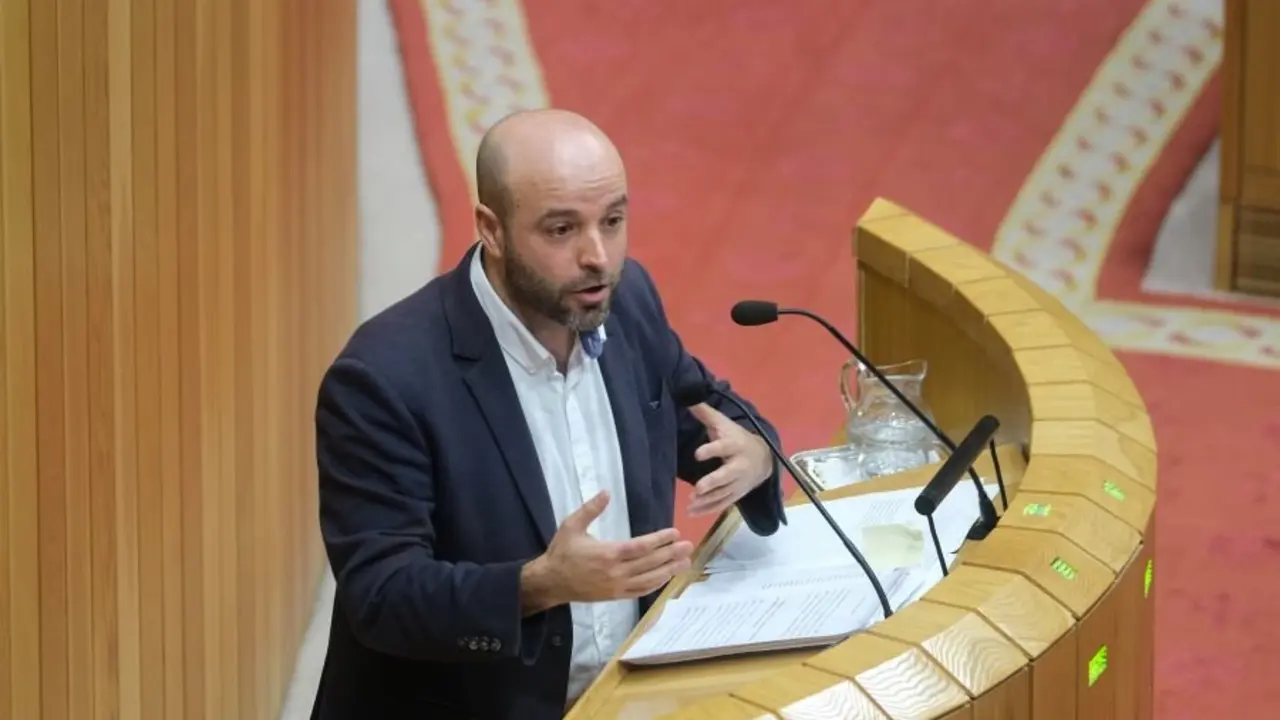 O portavoz de En Marea no Parlamento da Galiza, Lu&iacute;s Villares (Arxina). 