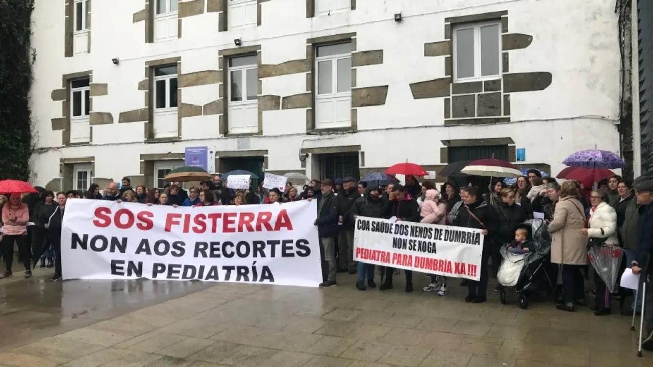Varias familias manifest&aacute;ronse en Fisterra reclamando a cobertura da baixa do &uacute;nico pediatra (Imaxe: Fran Hermida).