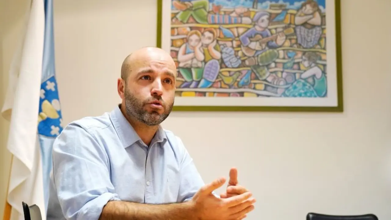 O l&iacute;der de En Marea, Lu&iacute;s Villares, no seu despacho no Parlamento (Europa Press). 