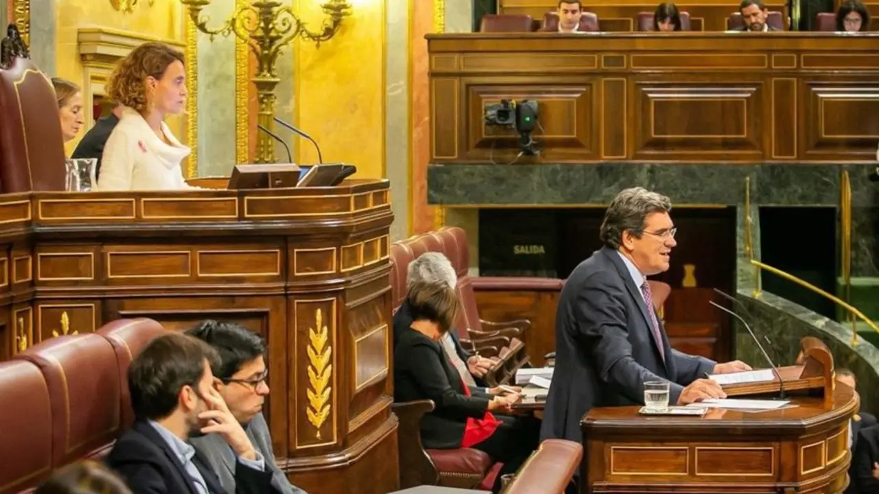 O ministro Jos&eacute; Luis Escriv&aacute; defendeu onte o decreto sobre as pensi&oacute;ns na primeira sesi&oacute;n desta lexislatura na C&aacute;mara Baixa (Imaxe: Congreso)