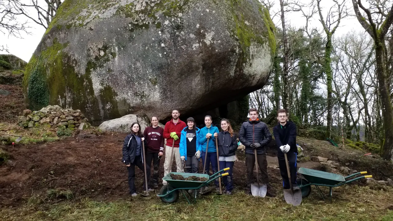 O equipo de escavaci&oacute;n do grupo de Estudos de Arqueolox&iacute;a, Antig&uuml;idade e Territorio da UVigo (GEAAT).