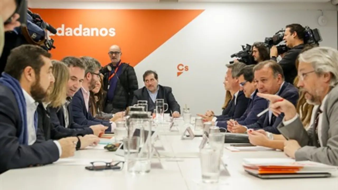 Andr&eacute;s Betancor, primeiro pola dereita nunha reuni&oacute;n de Cs (Imaxe: Europa Press)