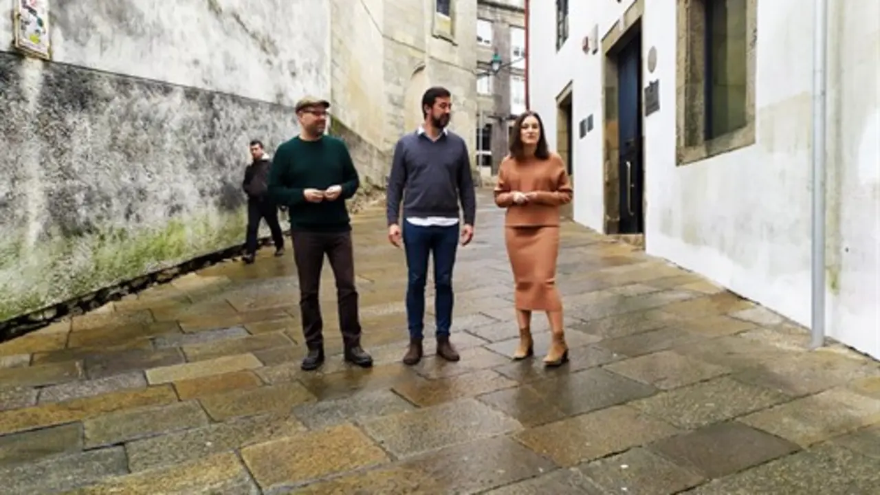 Marti&ntilde;o Noriega (Anova), Ant&oacute;n G&oacute;mez-Reino (Podemos Galicia) e Eva Solla (Esquerda Unida) en Compostela [Imaxe: Europa Press].