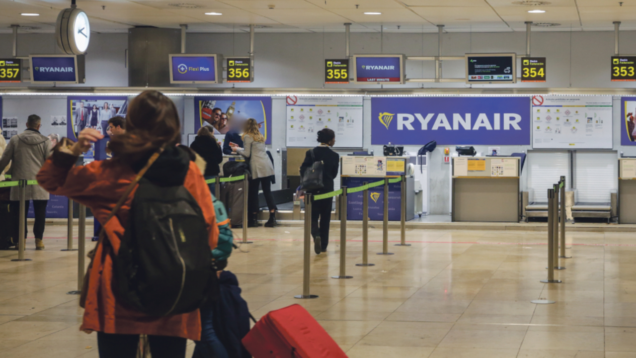 Unha pasaxeira agarda para facturar nun voo de Ryanair. (Ricardo Rubio / Europa Press)