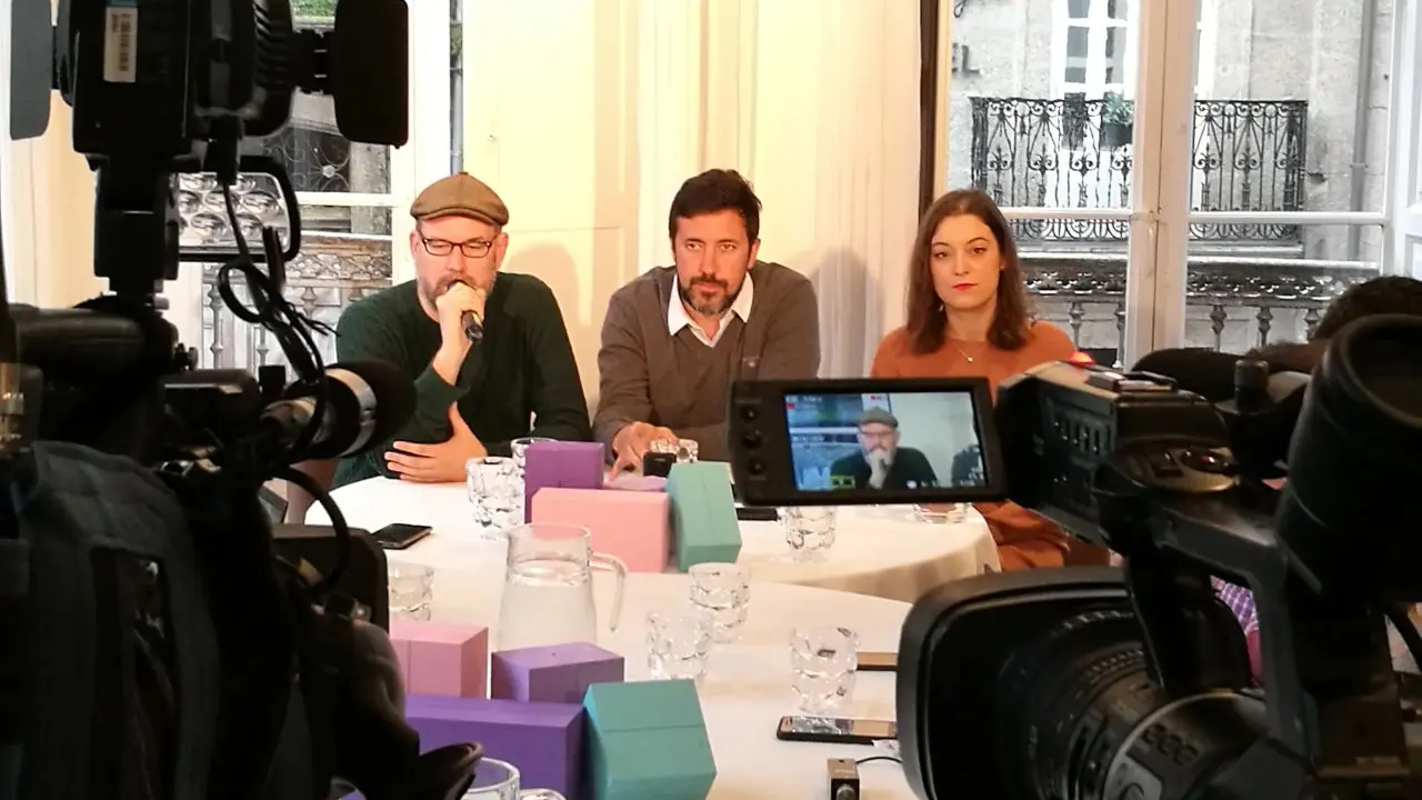 Marti&ntilde;o Noriega, Ant&oacute;n G&oacute;mez-Reino e Eva Solla nunha comparecencia (Galicia en Com&uacute;n).