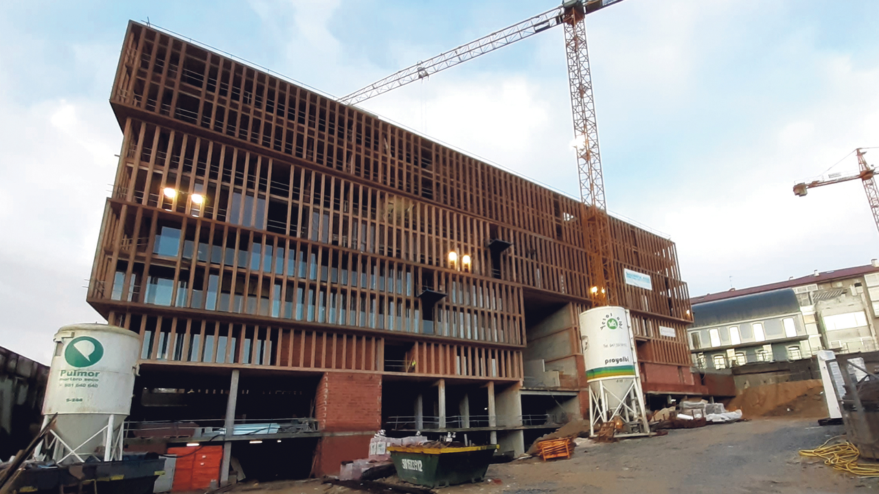 Edificio en construci&oacute;n en Compostela (Xo&aacute;n Roberes).