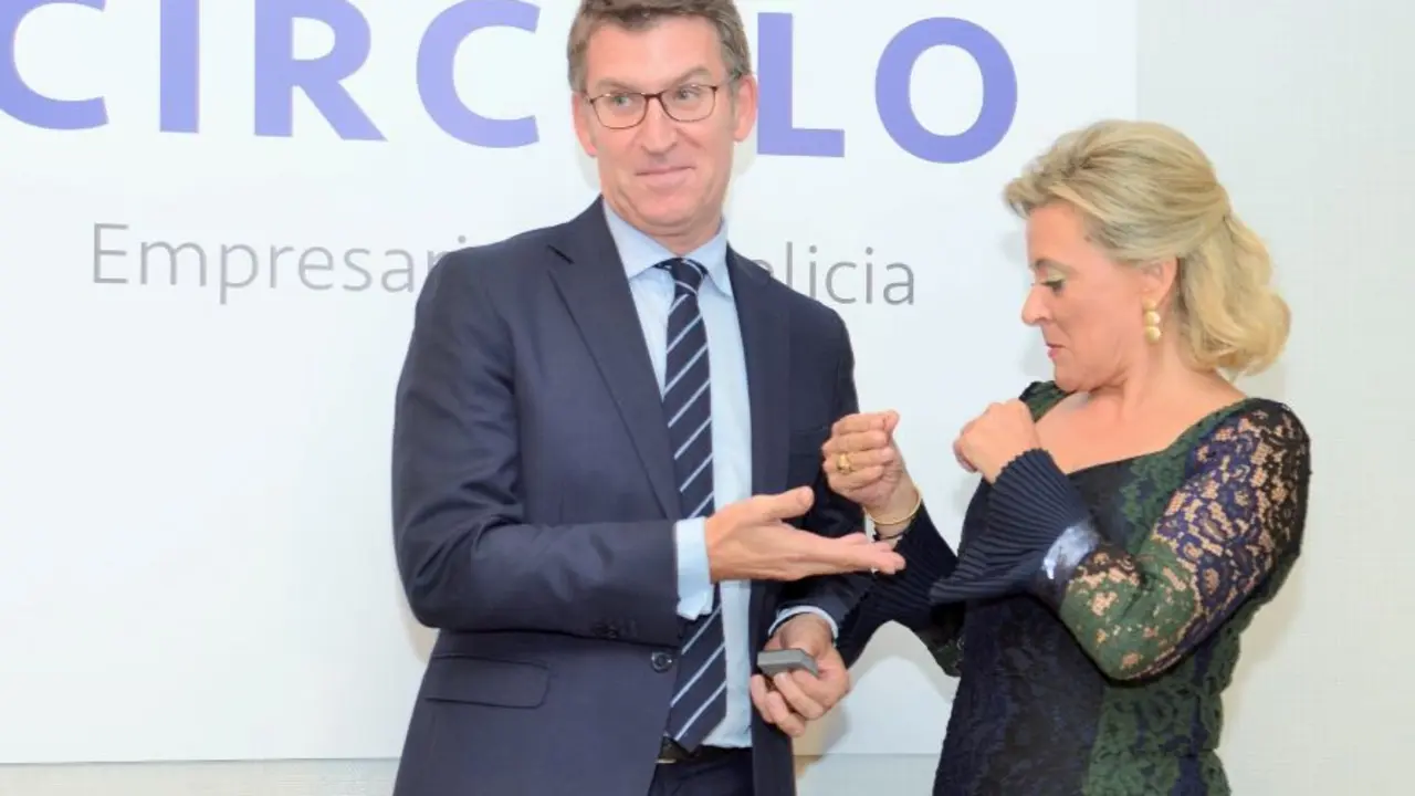 Alberto N&uacute;&ntilde;ez Feixoo entregando a Medalla de Ouro do C&iacute;rculo de Empresarios da Galiza a Josefina Fern&aacute;ndez Migu&eacute;lez. (Foto: N&oacute;s Diario)