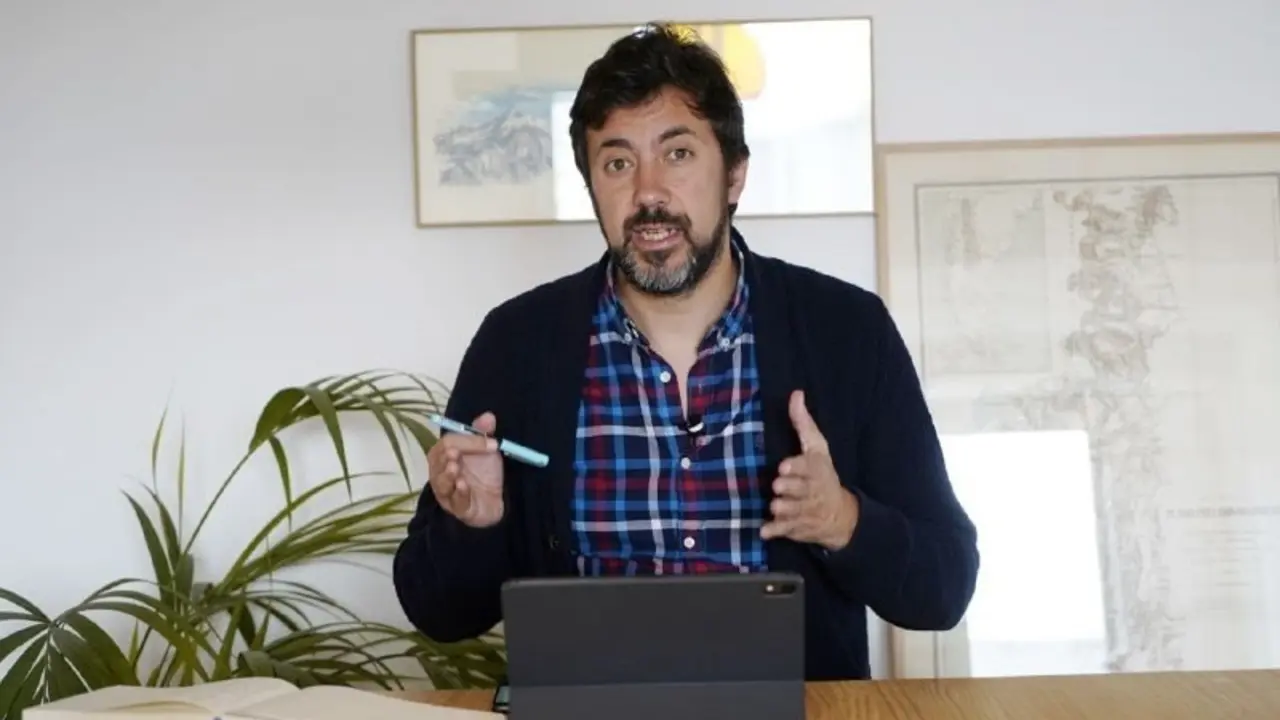 O voceiro de Galicia en Com&uacute;n-Anova Mareas, Ant&oacute;n G&oacute;mez-Reino en rolda de prensa telem&aacute;tica (Imaxe: N&oacute;s Diario)