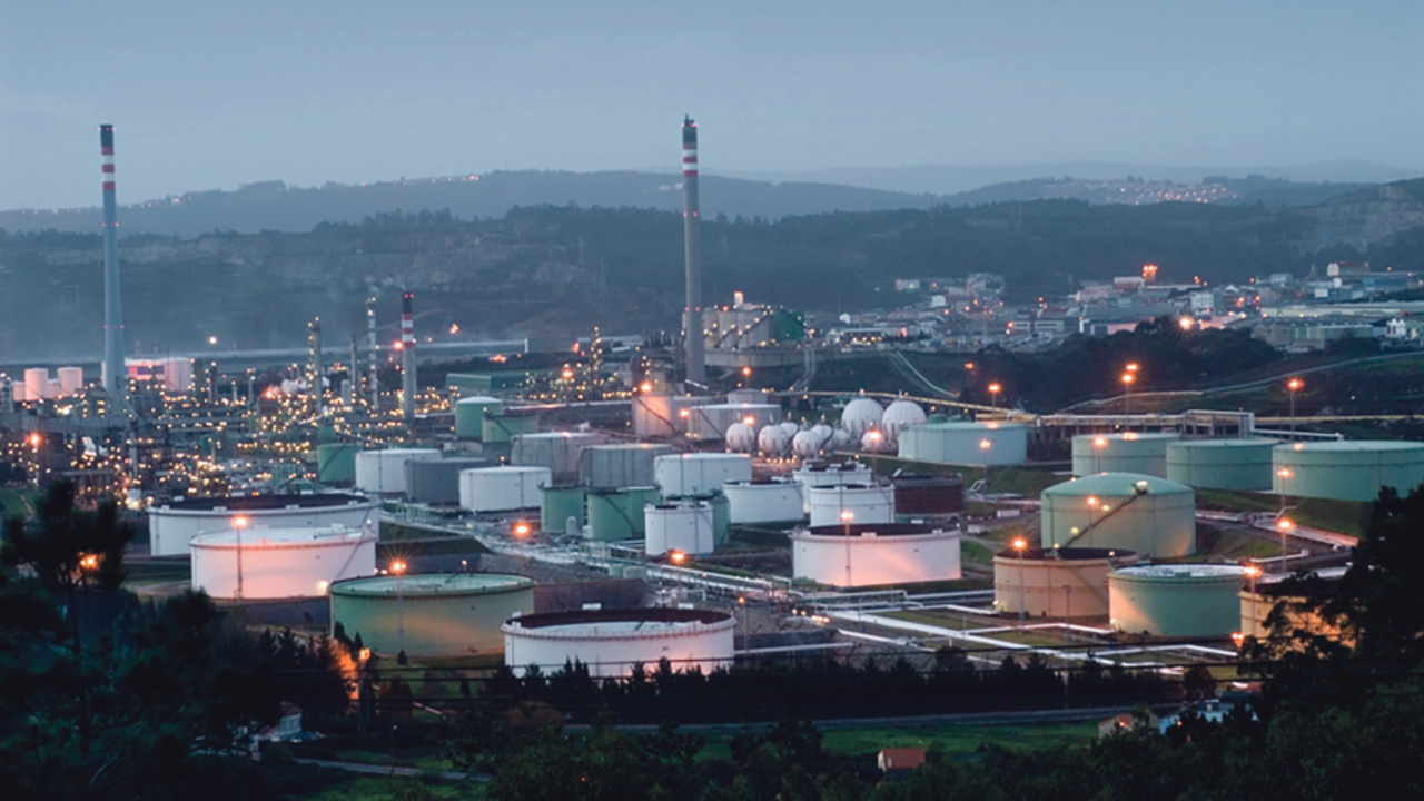 Refinar&iacute;a de Repsol na Coru&ntilde;a (Repsol).