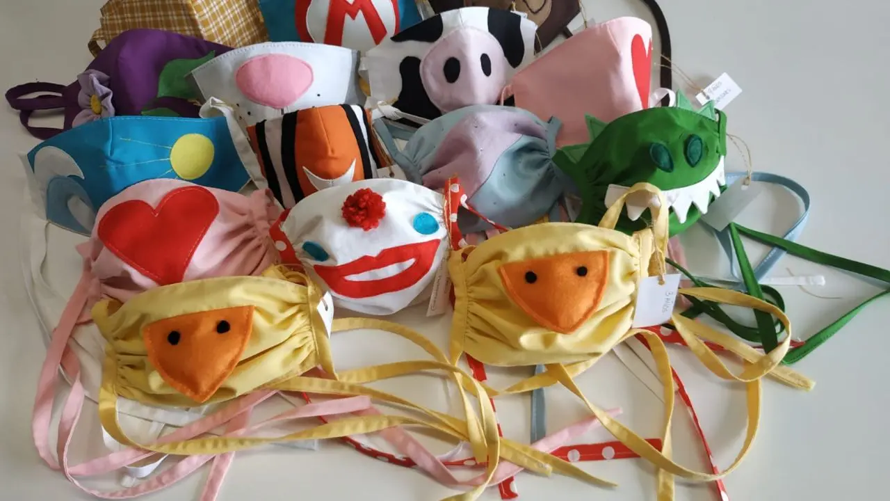 Dese&ntilde;os das m&aacute;scaras para nenas e nenos que cosen as voluntarias dos Grupos de Apoio Mutuo da Coru&ntilde;a (Imaxe: GAM Coru&ntilde;a).