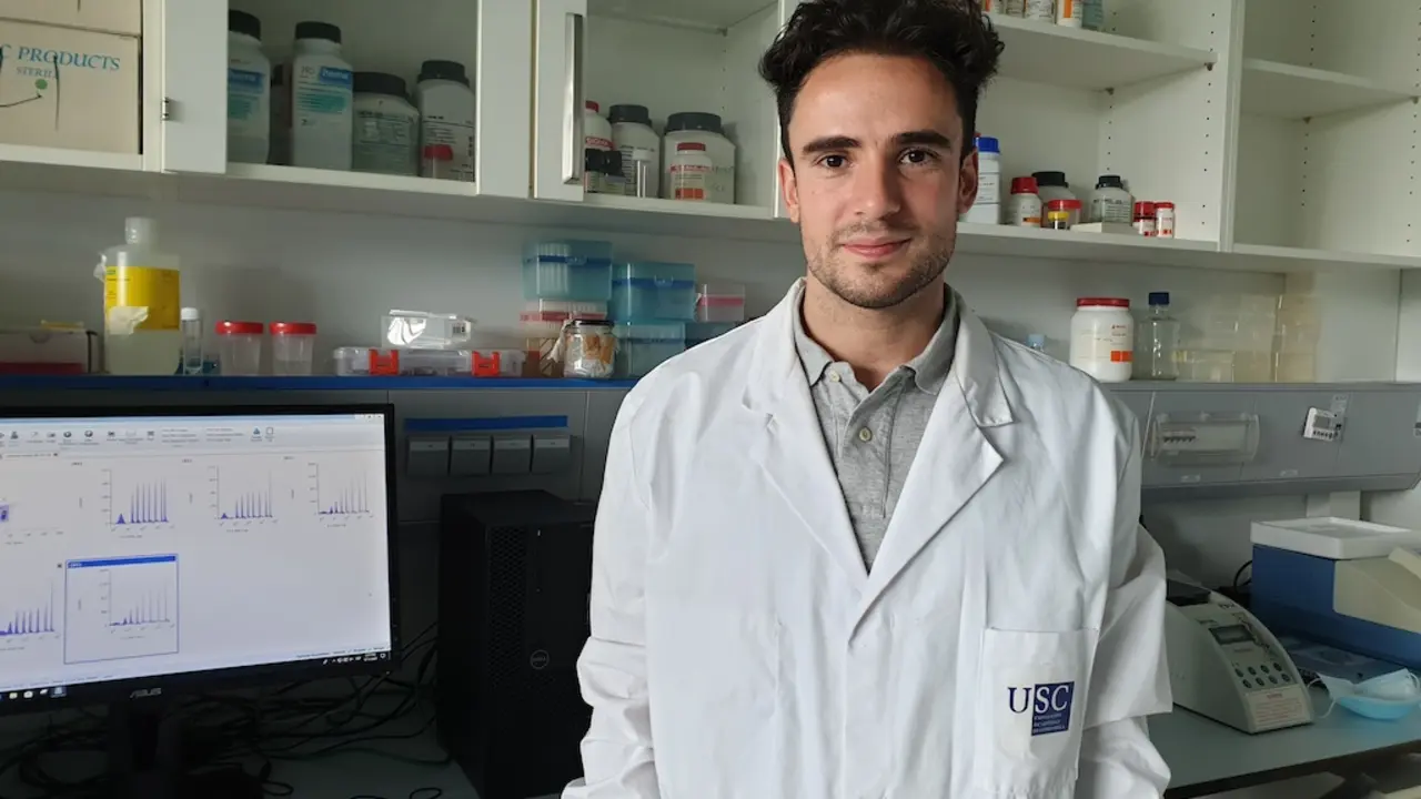 O investigador Marcos Fern&aacute;ndez Fondevila no laboratorio do CiMUS (cedida).