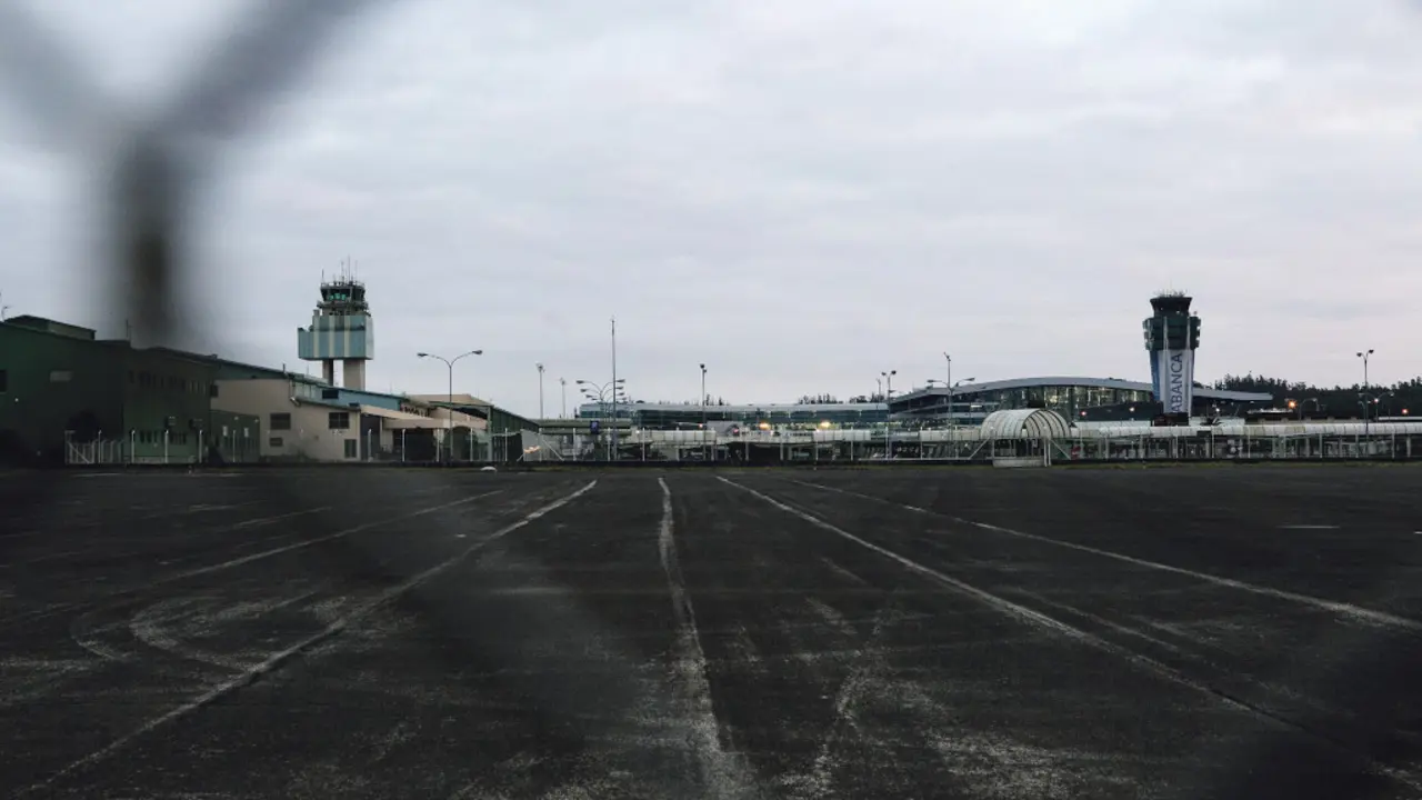Aeroporto de Compostela-Rosal&iacute;a de Castro (Arxina).