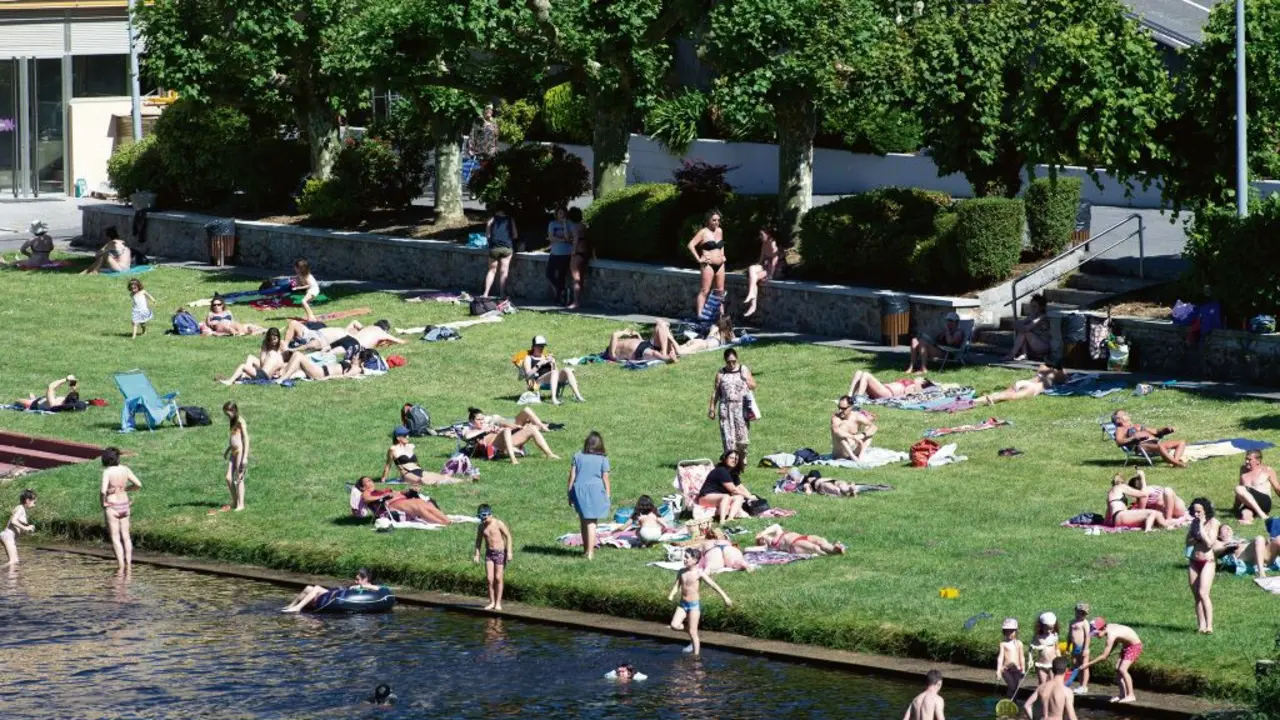 Ba&ntilde;istas na beira do r&iacute;o Mi&ntilde;o en Lugo (Carlos Castro/EP).