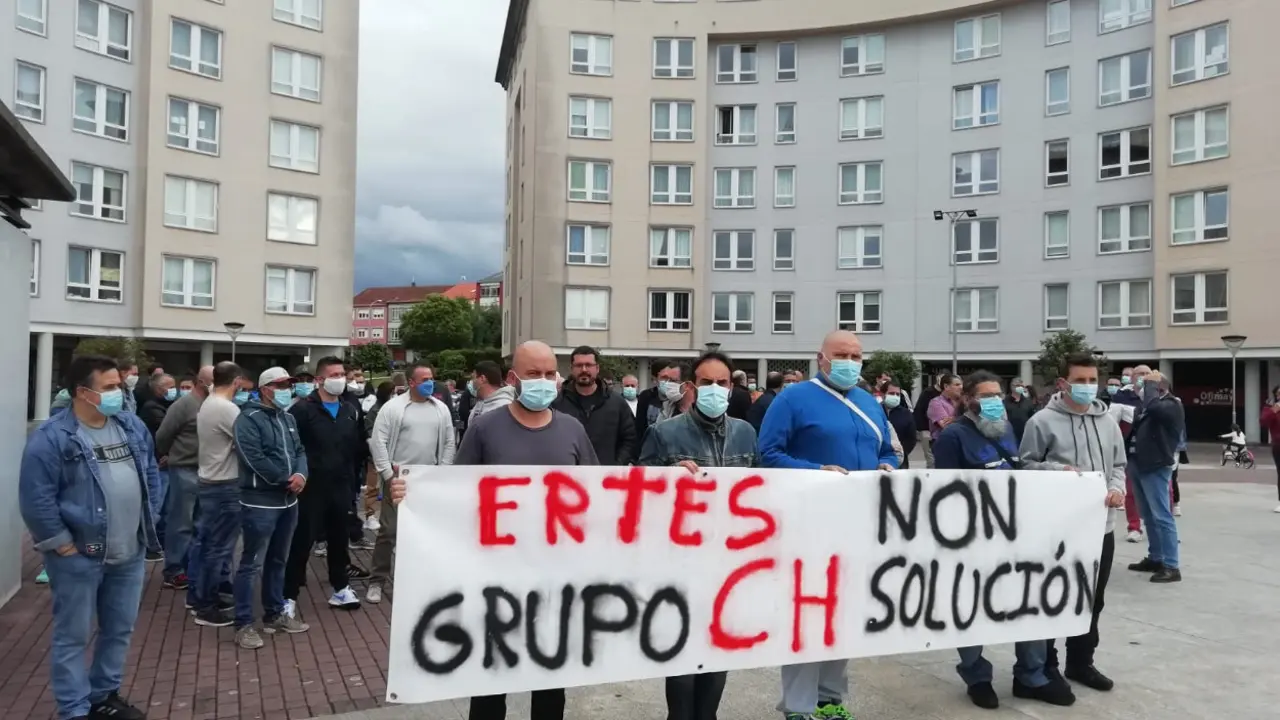 Persoal de C&aacute;ndido Hermida  convocado pola CIG, UXT e CCOO reun&iacute;ronse nunha concentraci&oacute;n e asemblea na praza da Galiza, en Nar&oacute;n, para exixir condici&oacute;ns dignas.