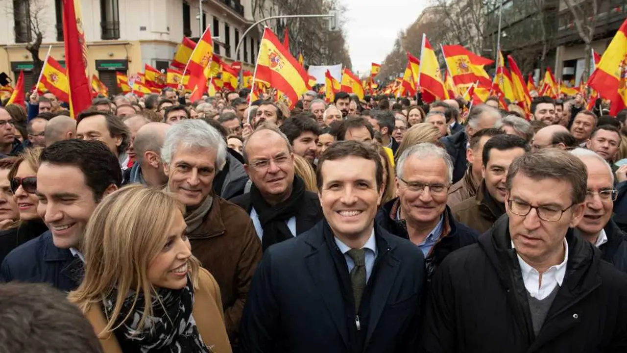 N&uacute;&ntilde;ez Feixoo con Pablo Casado manifest&aacute;ndose con Vox na Praza de Col&oacute;n, en febreiro de 2019 (Imaxe: N&oacute;s Diario)