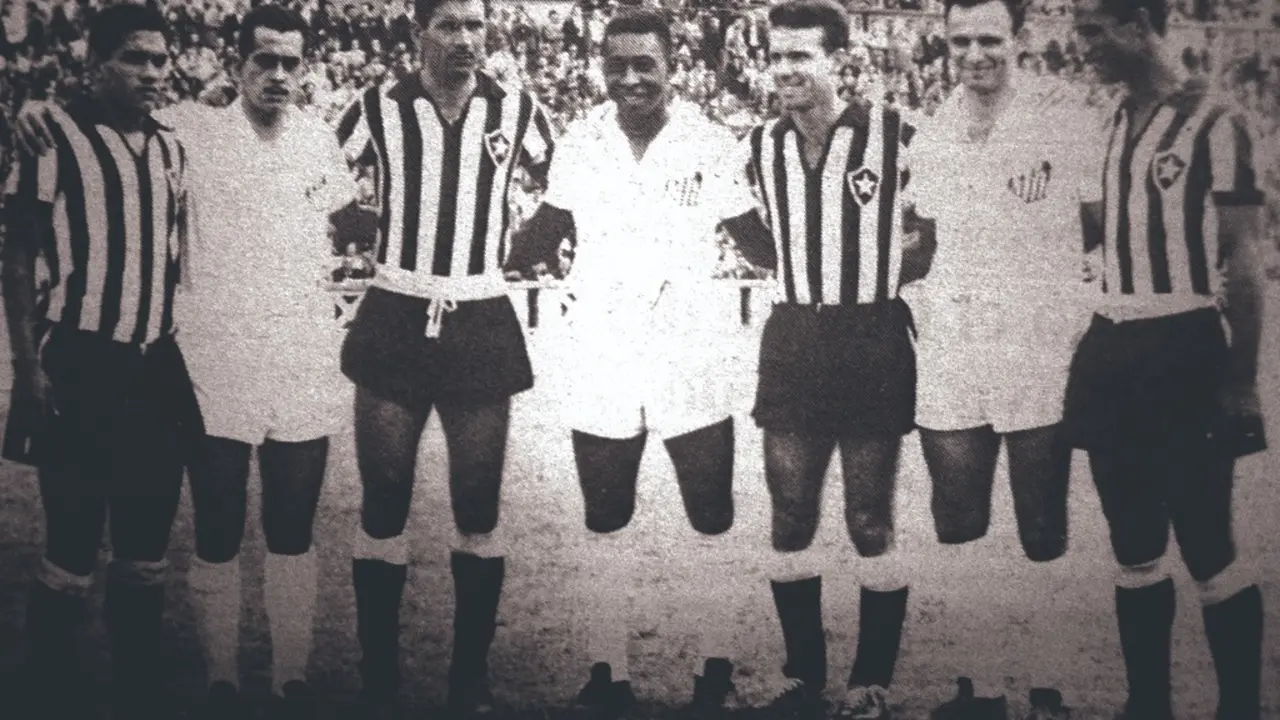 Edson Arantes do Nascimento, 'Pel&eacute;' (centro), sobre o c&eacute;spede de Riazor con Garrincha, Jair, Milton Santos, Zagallo, Pepe e Did&iacute; sobre o c&eacute;spede de Riazor.