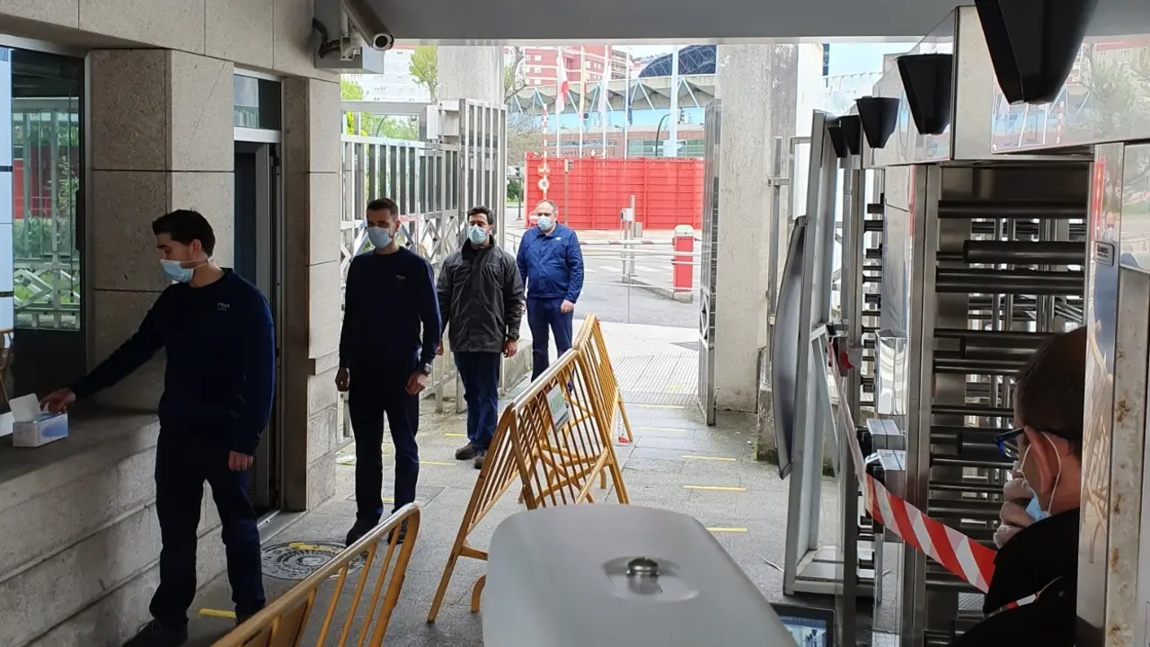 Operarias e operarios acceden &aacute; factor&iacute;a de PSA Citr&ouml;en en Vigo (Grupo PSA)