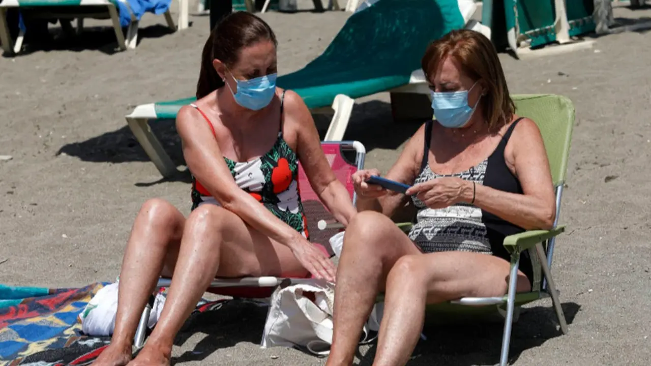Usuarias dunha praia con m&aacute;scaras. Foto de &Aacute;lez Zea Europa Press