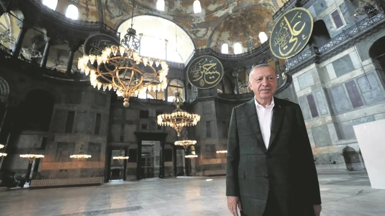 El presidente turco, Recep Tayyip Erdogan, en la antigua Bas&iacute;lica de Santa Sof&iacute;a de Estambul

El presidente turco, Recep Tayyip Erdogan, en la antigua Bas&iacute;lica de Santa Sof&iacute;a de Estambul


19/7/2020