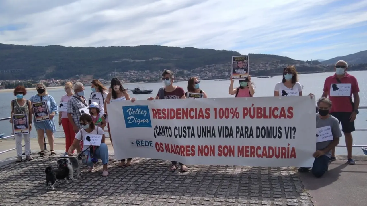 Concentraci&oacute;n de familiares e usuarias da residencia DomusVi de Ald&aacute;n.